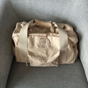Sport Duffel in Beige - BEIS